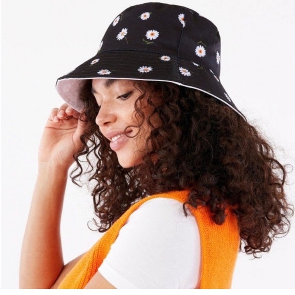 3/$25 Alice and Olivia By Stacey Bendet Reversible Bucket Hat Daisies NWT NEW - Picture 1 of 6